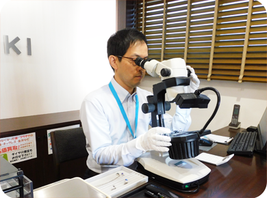 ダイヤモンドの査定の様子