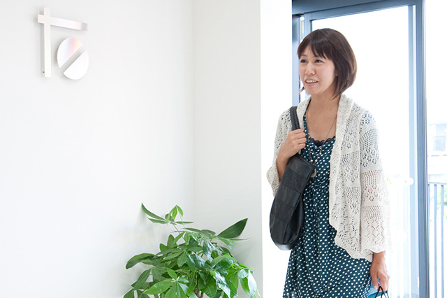 買取査定ご希望のブランド品や貴金属を持ってご来店ください。