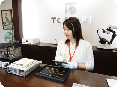 金の買取り査定(商品の重さを計測)