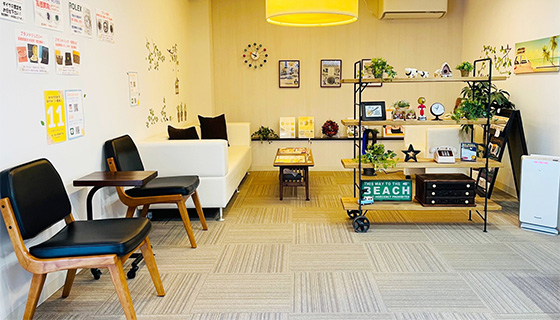 店舗奥には大人3～4人でもゆったり座れる大きめのソファ席をご用意