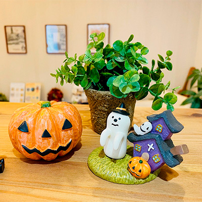 ハロウィンのディスプレイがお出迎え